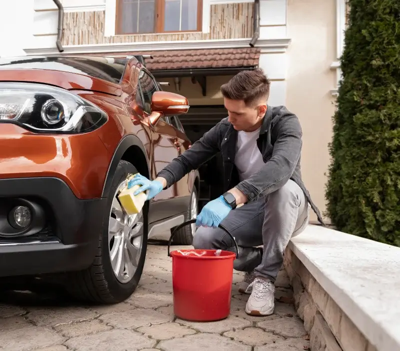 Lavage auto à domicile Châteaugiron : professionnel intervenant sur un véhicule